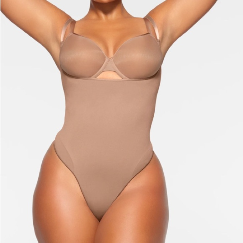 Skims seamless sculpt open bust thong